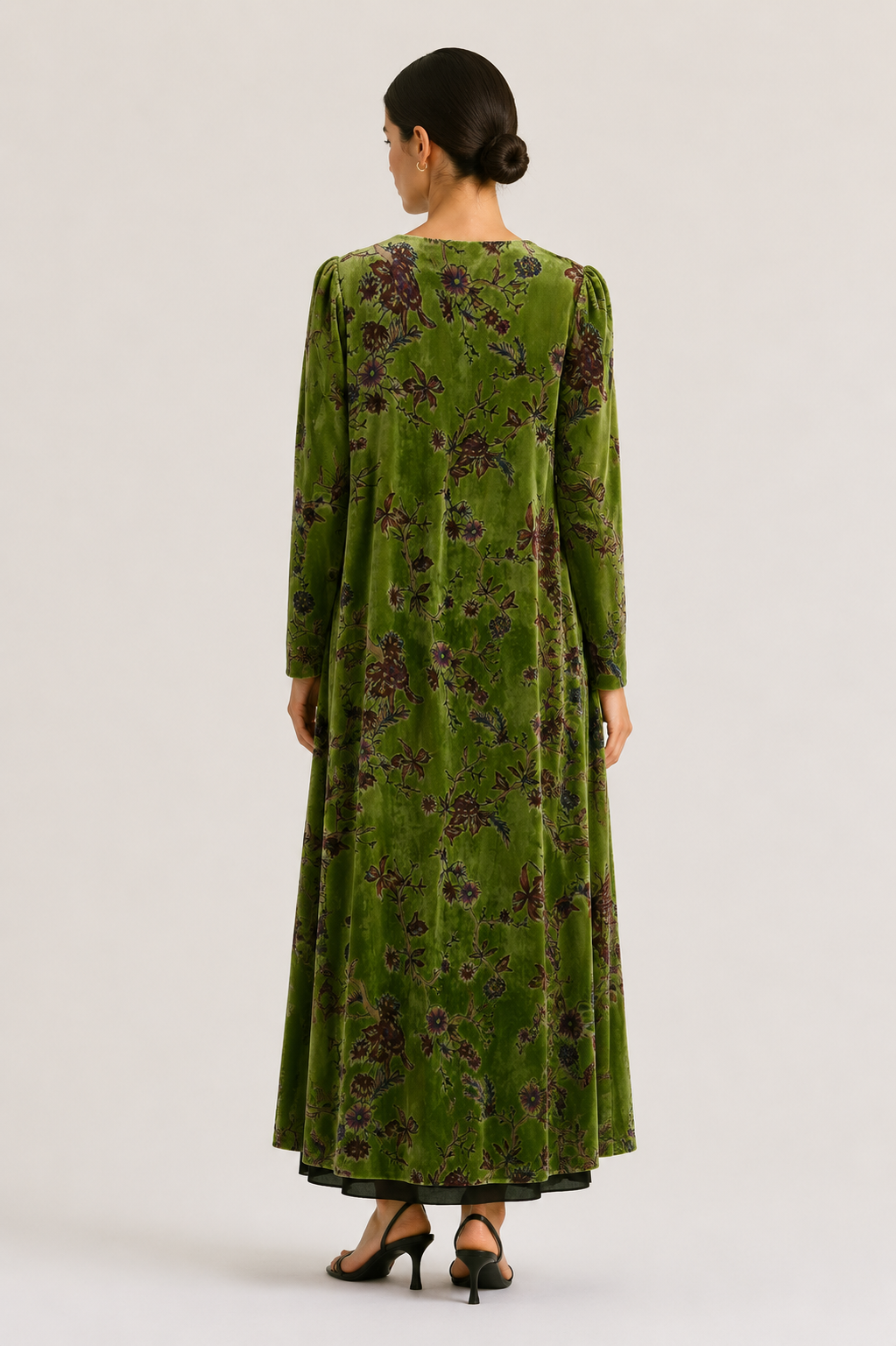 ABRIGO DE TERCIOPELO VERDE CON FLORES